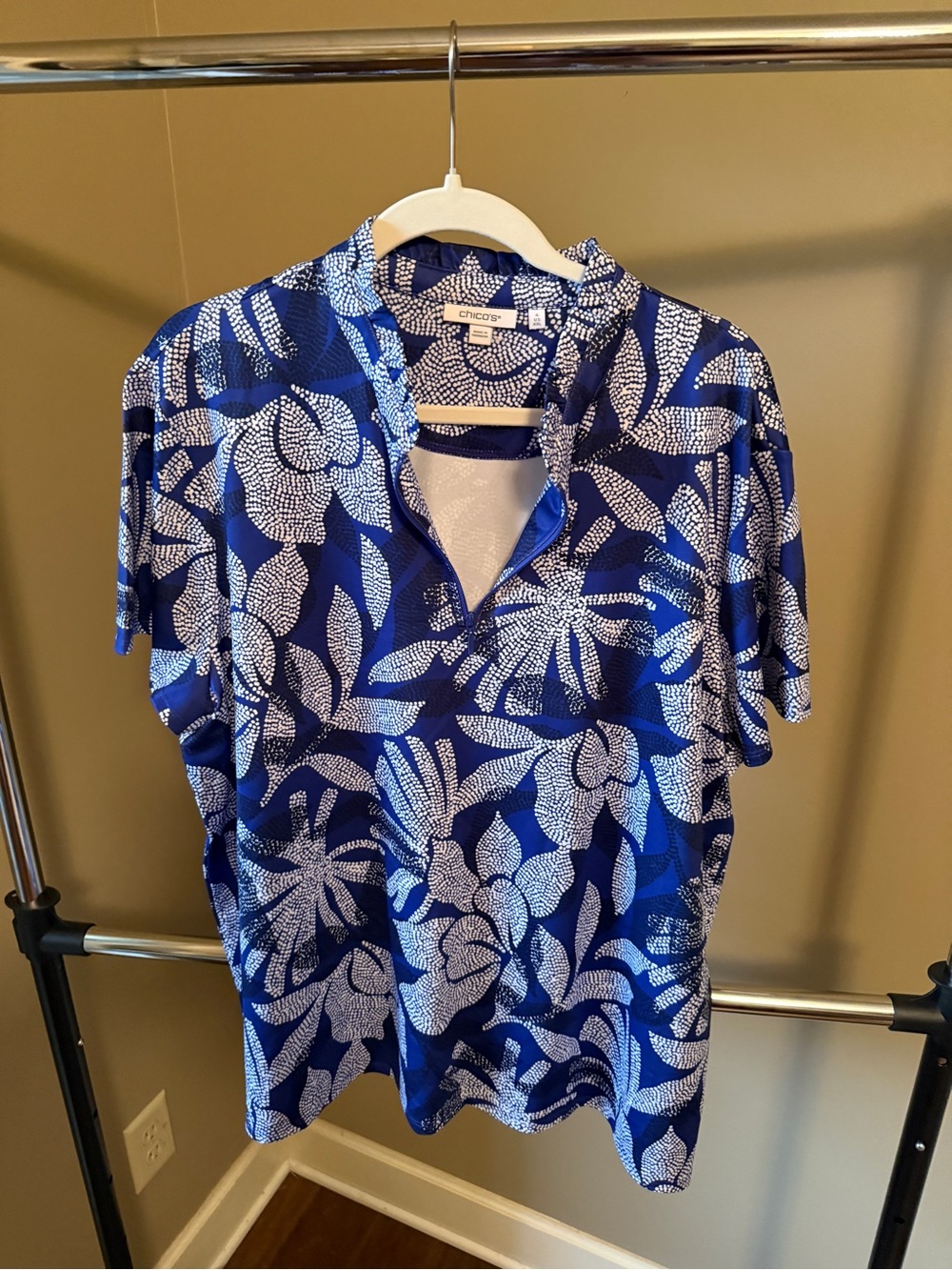 Chico’s Blue Floral Zip Neck Travel Top – Size 4 (US XXL)